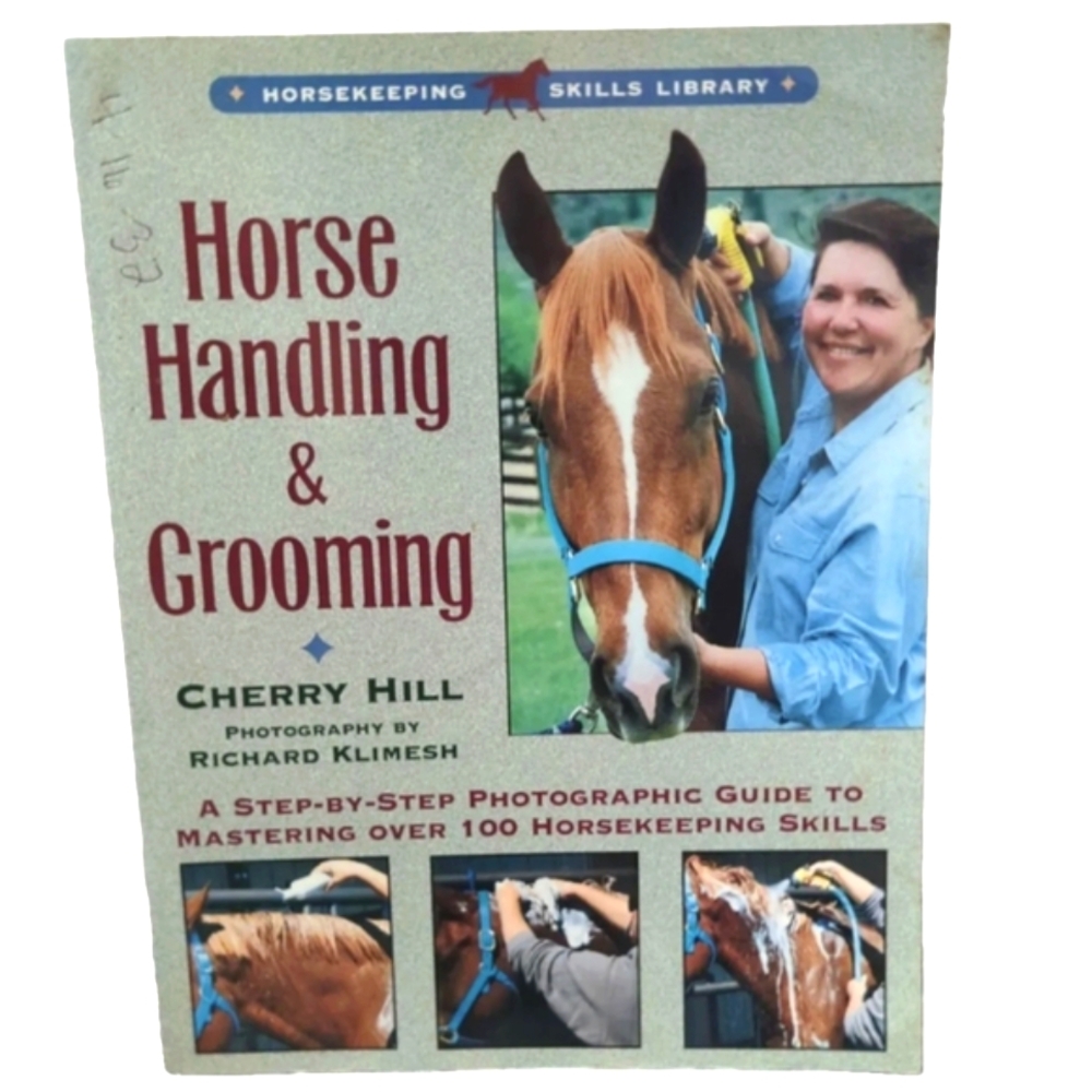 Horse Handling and Grooming : A Step-by-Step Photographic Guide 160 Pages